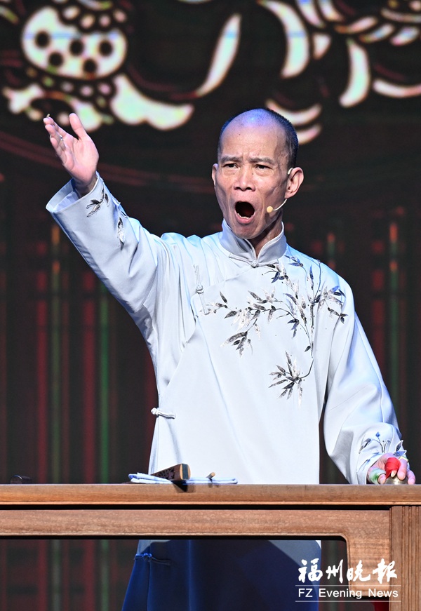 评话老将刘宜威以特有烟嗓讲述故事背景。记者 张旭阳 摄