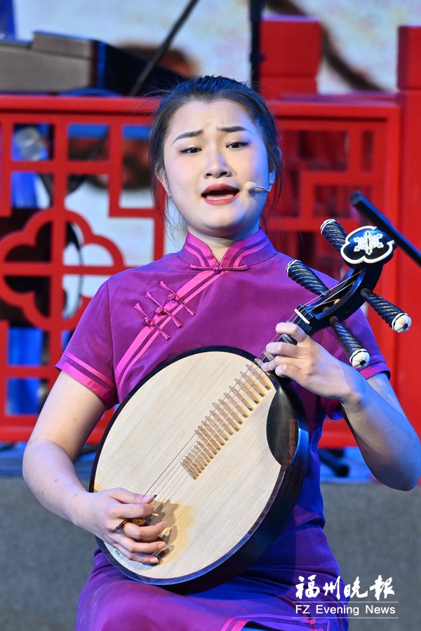 “95后”年轻演员陈璐嘉展示评话和伬唱技艺。记者 张旭阳 摄