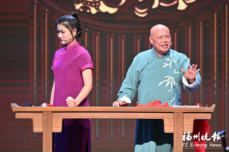 评话名家林信清（右）与“95后”年轻演员同台演绎剧情。记者 张旭阳 摄