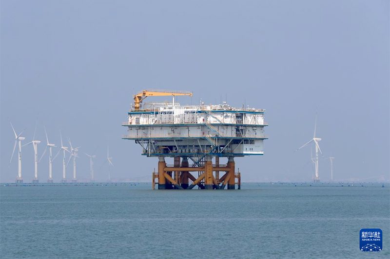 这是8月8日拍摄的三峡福清兴化湾海上风电场海上升压站。福建三峡海上风电国际产业园自主生产的部分海上风电机组在这个风电场装机投产。新华社记者 姜克红 摄