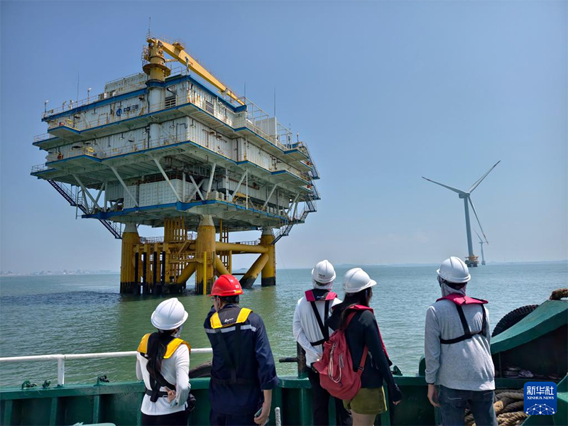 这是8月8日拍摄的三峡福清兴化湾海上风电场海上升压站。福建三峡海上风电国际产业园自主生产的部分海上风电机组在这个风电场装机投产。新华社记者 姜克红 摄