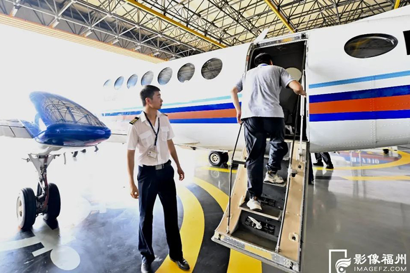 “空中国王”在福建福州正式入列交通运输部东海救助局，开始执行海上搜救值班待命任务，标志着我国海上专业救捞力量飞行搜救半径由200海里扩展到1000海里。郑帅 摄