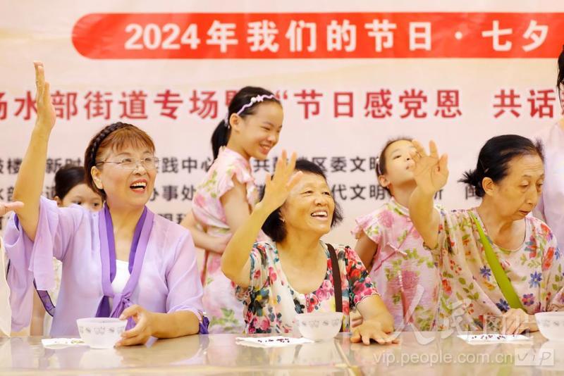 8月8日，七夕节临近，福建省福州市鼓楼区水部街道闽都社区，两岸社区居民、台胞正在进行分蚕豆游戏。