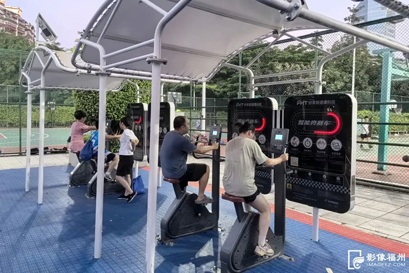 ▲市民们通过智能健身器锻炼 包华/摄