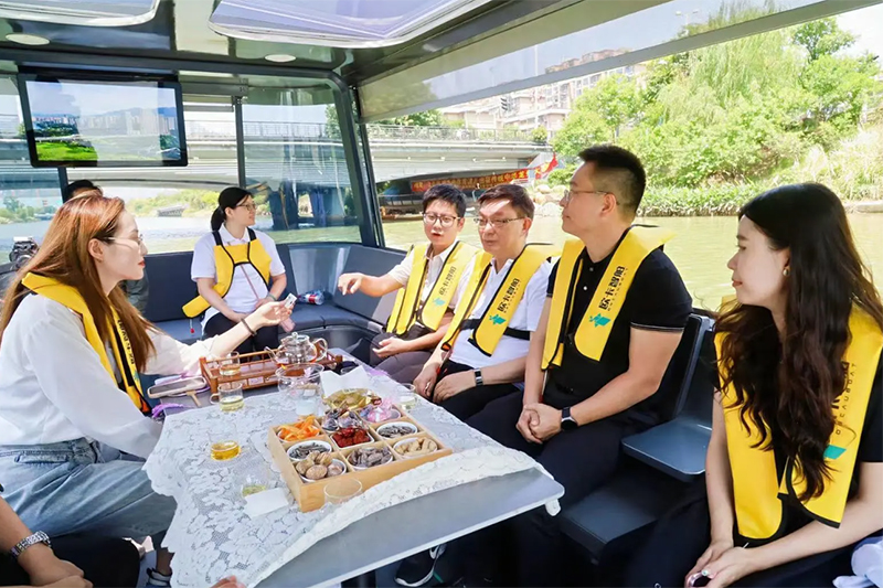 5月18日，第十二届海峡青年节“科创领航 两岸共好”福州高新区两岸人才交流活动举行，台胞台青代表体验乘坐无人驾驶船。