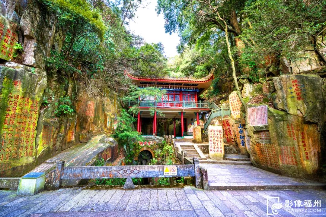 鼓山灵源洞石刻群览摩崖石刻，体验文化魅力。林振寿 摄