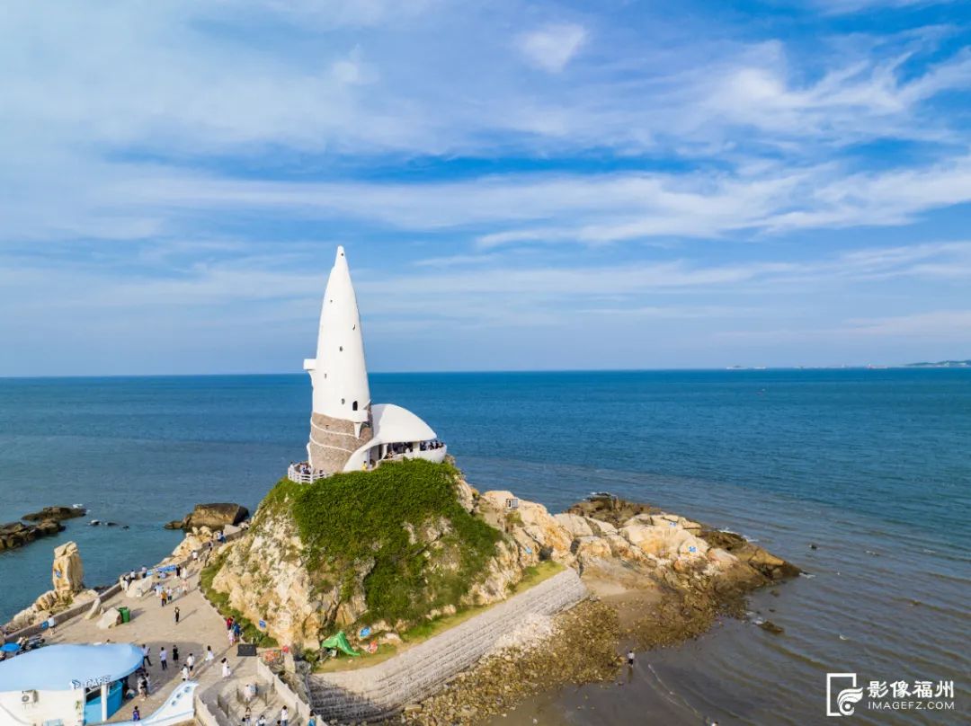 到下沙海滨度假村，欣赏得天独厚的海滨风光，湛蓝天空下，别忘了与地标建筑海螺塔来张合照。陈捷阳 摄