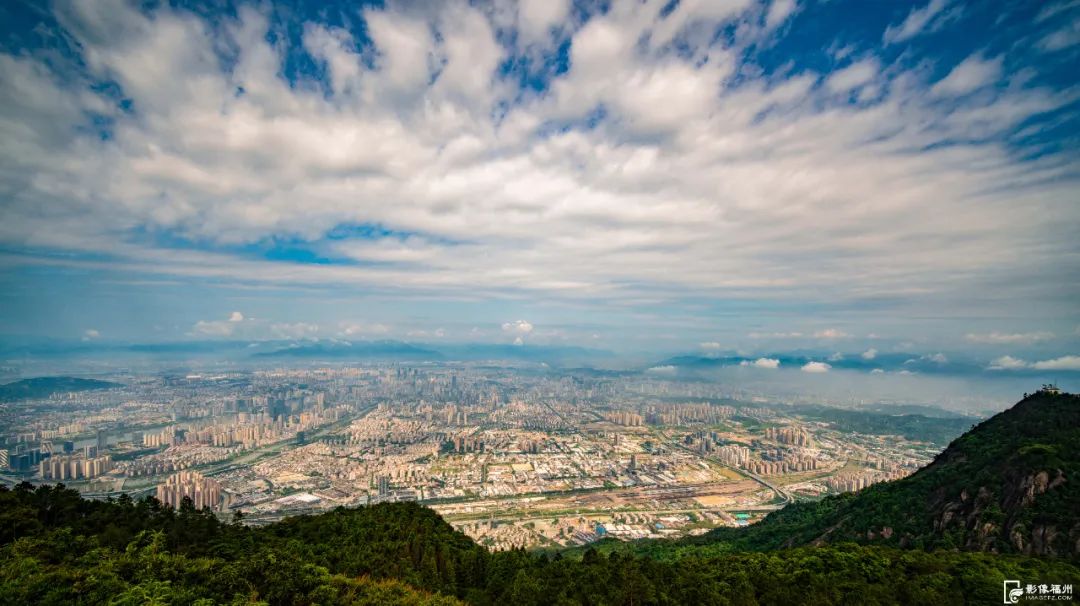 “清风、薄雾、柳杉、古厝”是鼓岭的特色，如山水画卷般的景色是鼓岭的云端风情。陈捷阳 摄