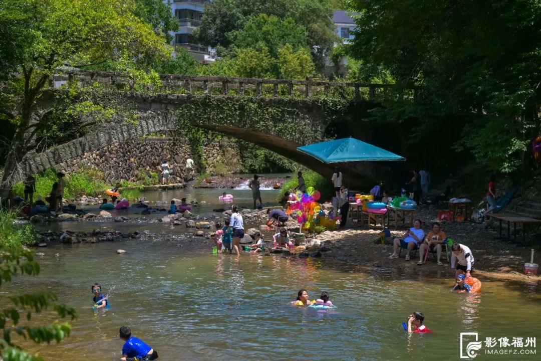 晋安区寿山乡九峰村在酷暑中迎来了旅游旺季，游人们或桥下戏水，或山间露营，或探幽揽胜，好不惬意。陈暖 摄