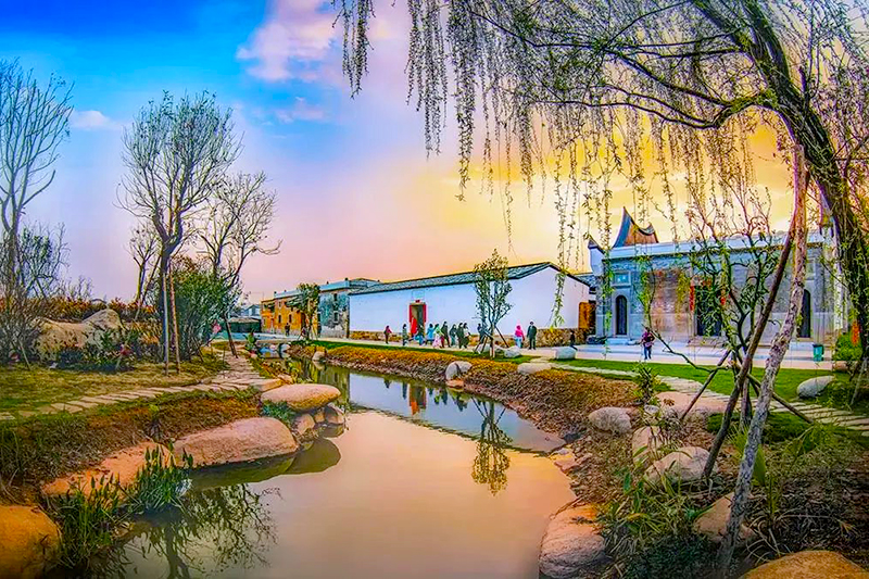 在这里，随处可见闽派建筑和古村落，白墙黛瓦连绵，花海篱笆田园，一砖一瓦都承载着千百年来流传不息的光阴故事。