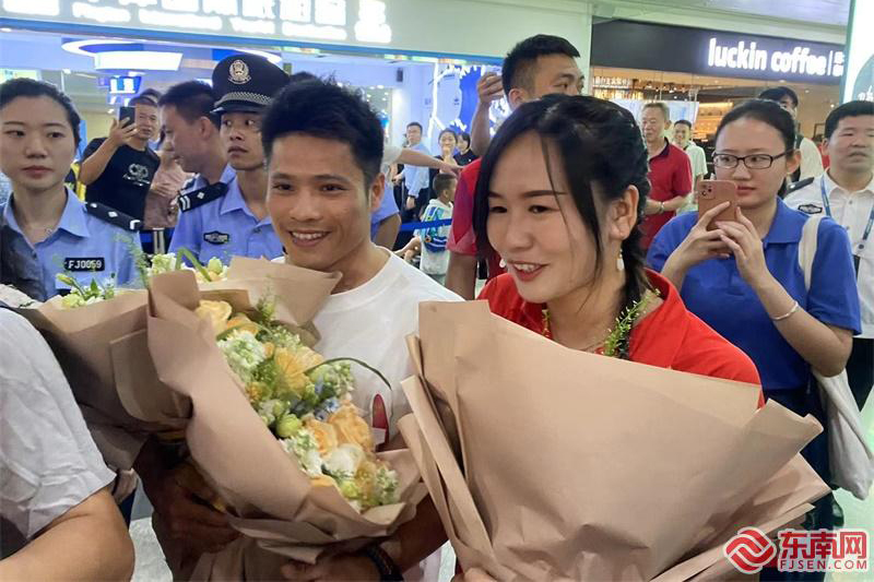 李发彬和家人手捧鲜花。
