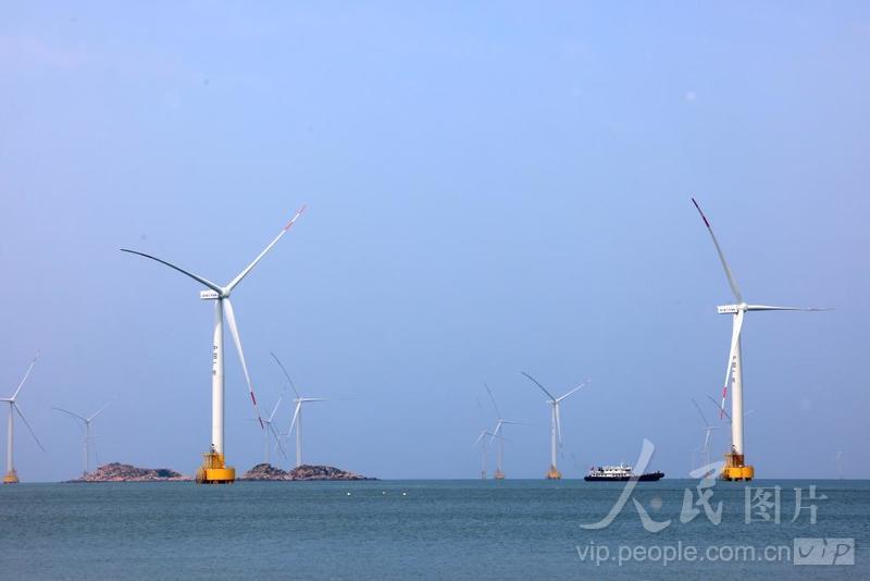 平潭岛沿海，风力发电机迎风转动。