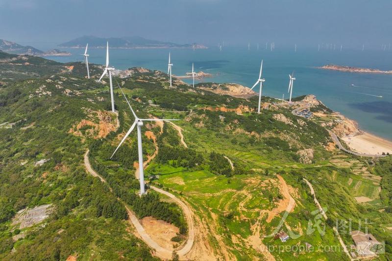 平潭岛北部湾，岛上和海上的风力发电机迎风转动。
