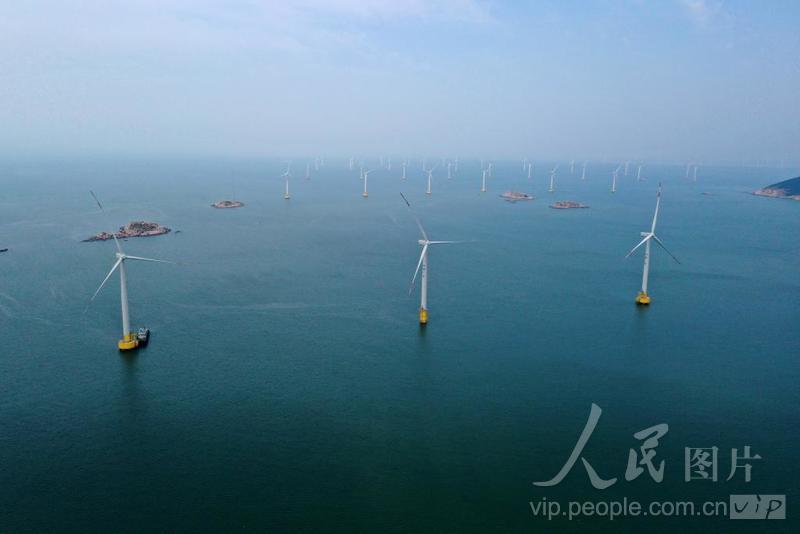 平潭岛沿海，风力发电机迎风转动。