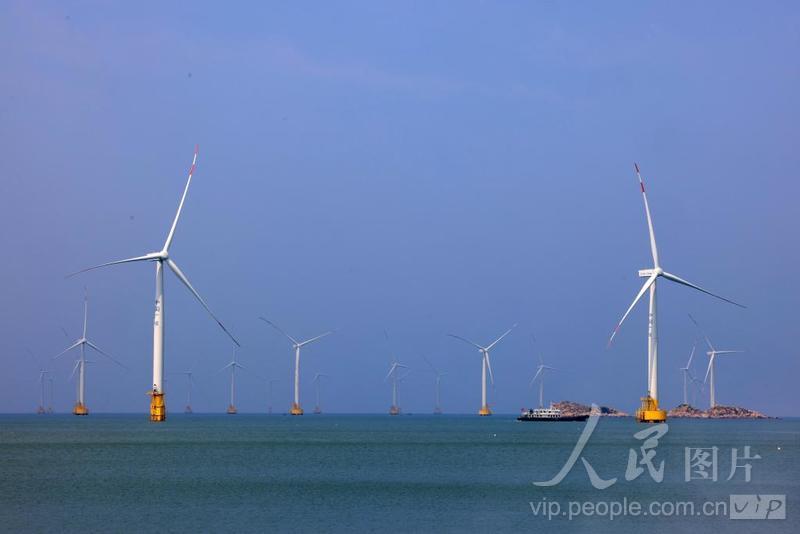 平潭岛沿海，风力发电机迎风转动。