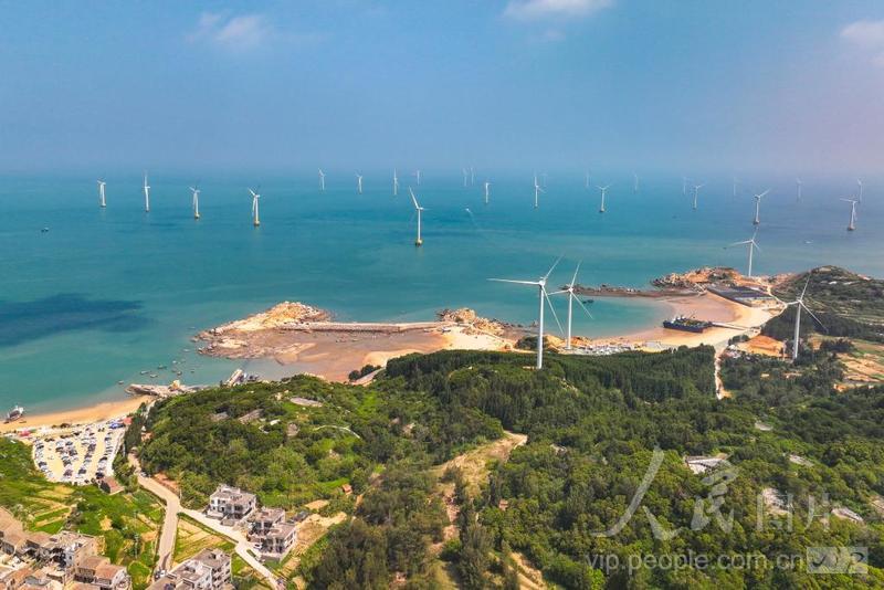 平潭岛北部湾，岛上和海上的风力发电机迎风转动。