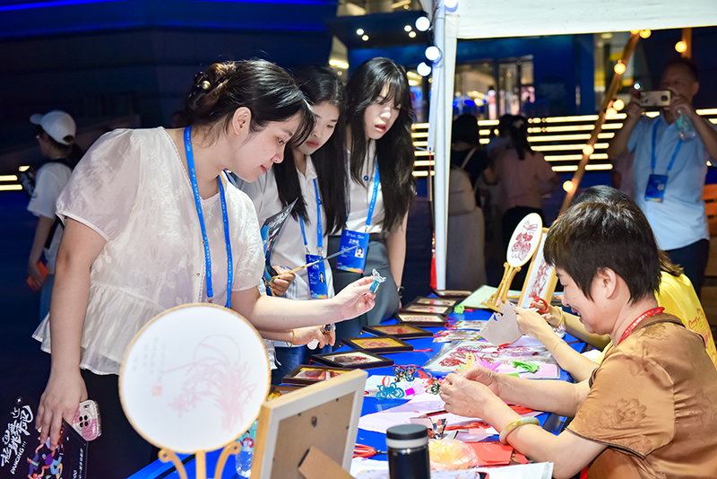 美食小吃、文创集市、非遗展示区……在动感的音乐中，两岸青年穿梭在各个摊位间流连忘返。