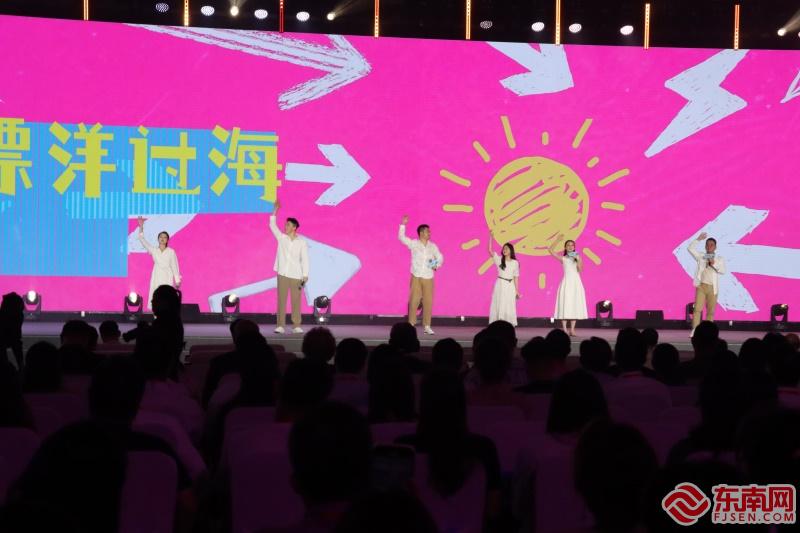 台湾青年歌手和大陆青年阿卡贝拉人声乐团共同演绎原创歌曲《融耀海峡》。记者 卢金福 摄