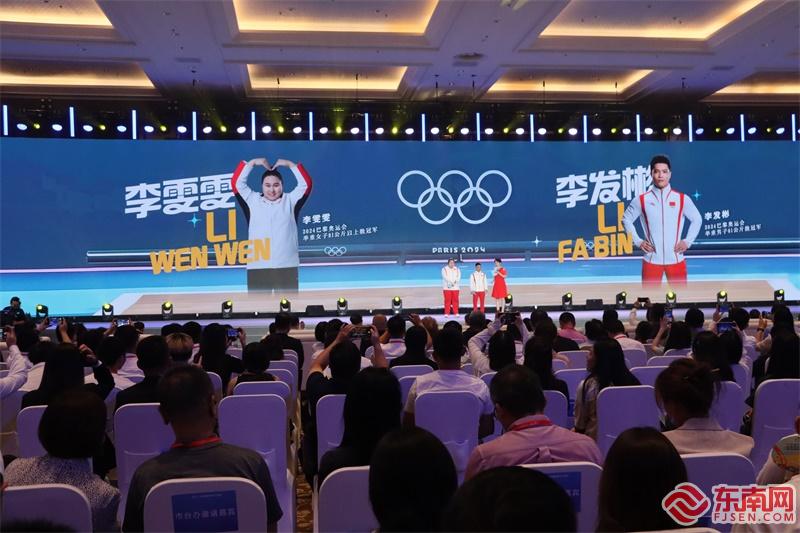奥运冠军李发彬、李雯雯作分享。记者 卢金福 摄