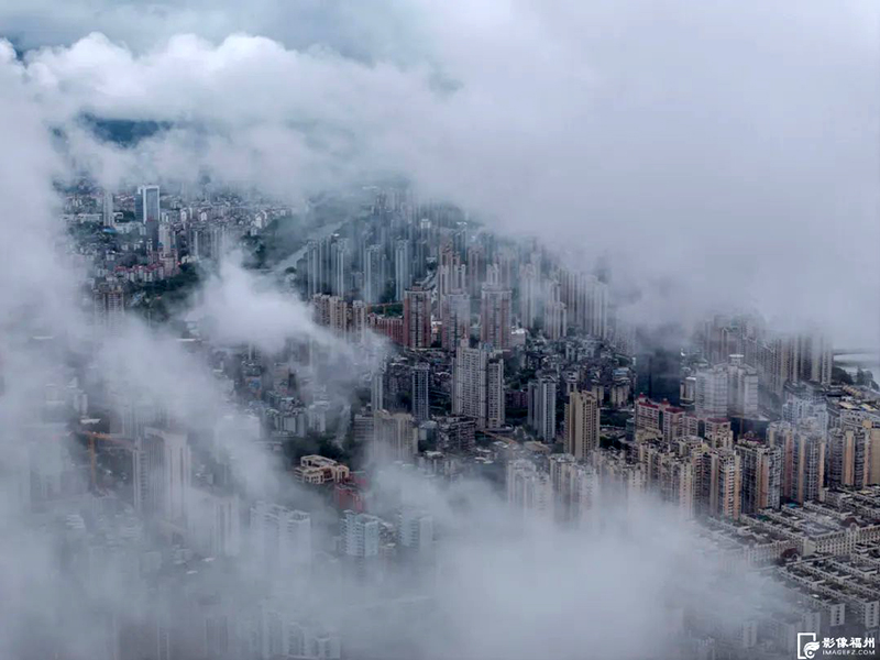 缥缈的平流雾缭绕楼宇之间，如梦如幻，宛若仙境。若隐若现，雨雾蒙蒙，云上福州，“天空之城”。记者 叶民民 摄