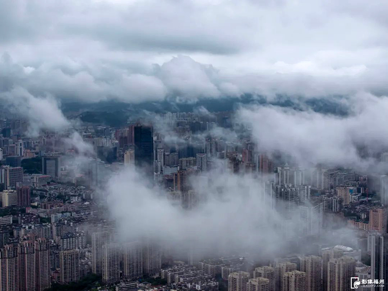 缥缈的平流雾缭绕楼宇之间，如梦如幻，宛若仙境。若隐若现，雨雾蒙蒙，云上福州，“天空之城”。记者 叶民民 摄