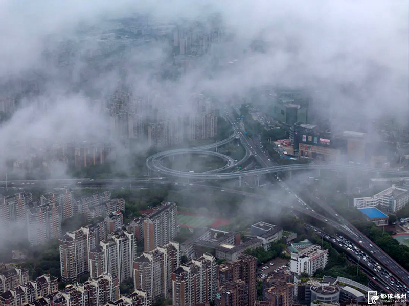 缥缈的平流雾缭绕楼宇之间，如梦如幻，宛若仙境。若隐若现，雨雾蒙蒙，云上福州，“天空之城”。记者 叶民民 摄
