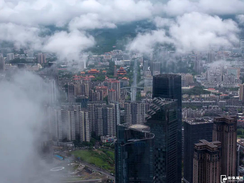 缥缈的平流雾缭绕楼宇之间，如梦如幻，宛若仙境。若隐若现，雨雾蒙蒙，云上福州，“天空之城”。记者 叶民民 摄