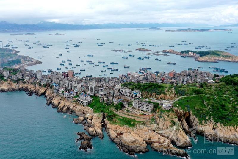 8月16日，位于福建省福州市连江县苔菉国家中心渔港，众多渔船扬帆启航。