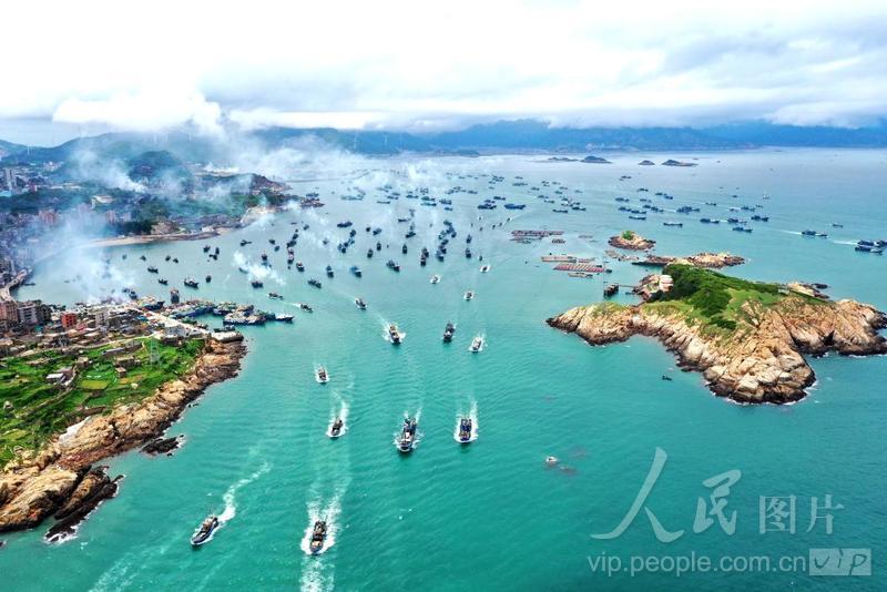 黄岐国家中心渔港和苔菉国家中心渔港等渔港内，一艘艘渔船扬帆起航，奔向碧波万顷的大海，上演“千帆竞发，百舸争流”。