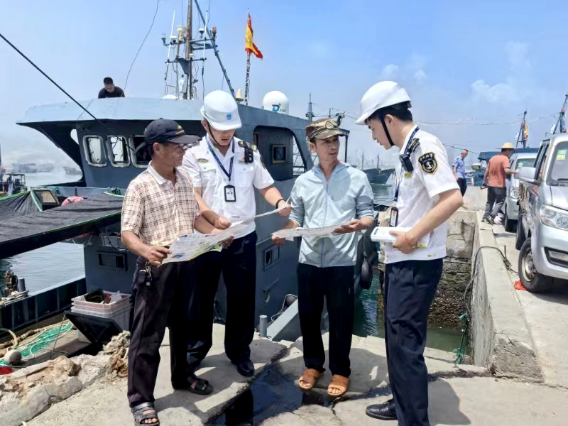 海事工作人员向渔民宣传安全知识。福建海事局提供图