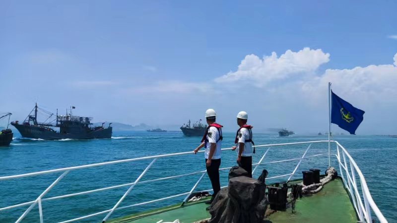 海事部门护航渔船。福建海事局提供图