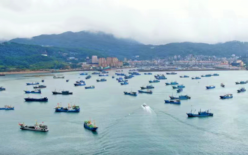 9795艘渔船集中起锚出海，开始新一轮的“耕海牧渔”。福建海事局提供图
