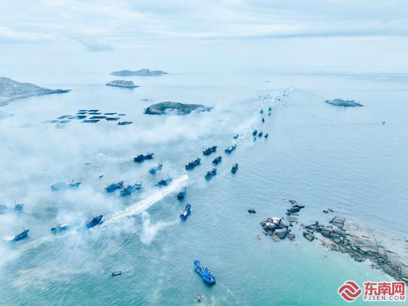 千帆竞发，渔民出海捕鱼。