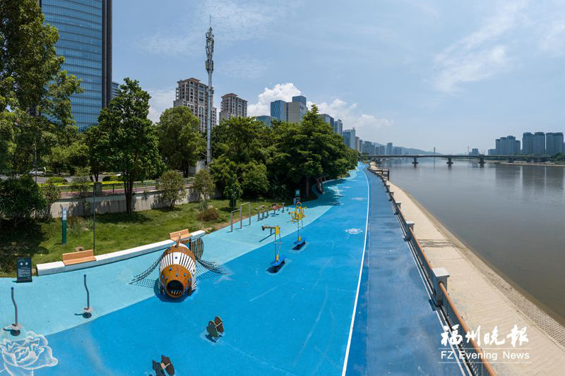沿江的蓝色跑步道、漫步道。记者 林双伟 摄