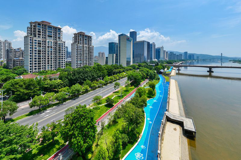 闽江北岸全线贯通工程的“三线”，分别是建设于闽江防洪堤堤顶的红色骑行道，以及沿江的蓝色跑步道、漫步道。