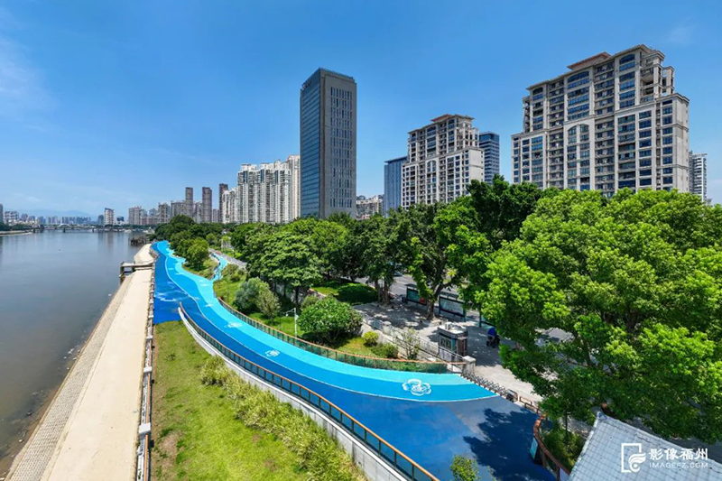 在闽江防洪堤堤顶的蓝色跑步道和漫步道。记者 林双伟 摄