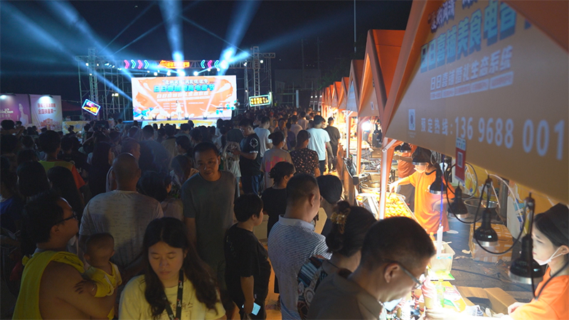 夜幕降临，坂东镇六都华侨城灯火辉煌，人群熙攘。