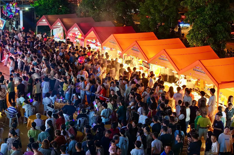 坂东镇六都华侨城，一场美食电音节正在激情上演，结合美食、音乐等一系列新业态，为市民带来新体验的同时，也为“夜经济”注入了蓬勃活力。