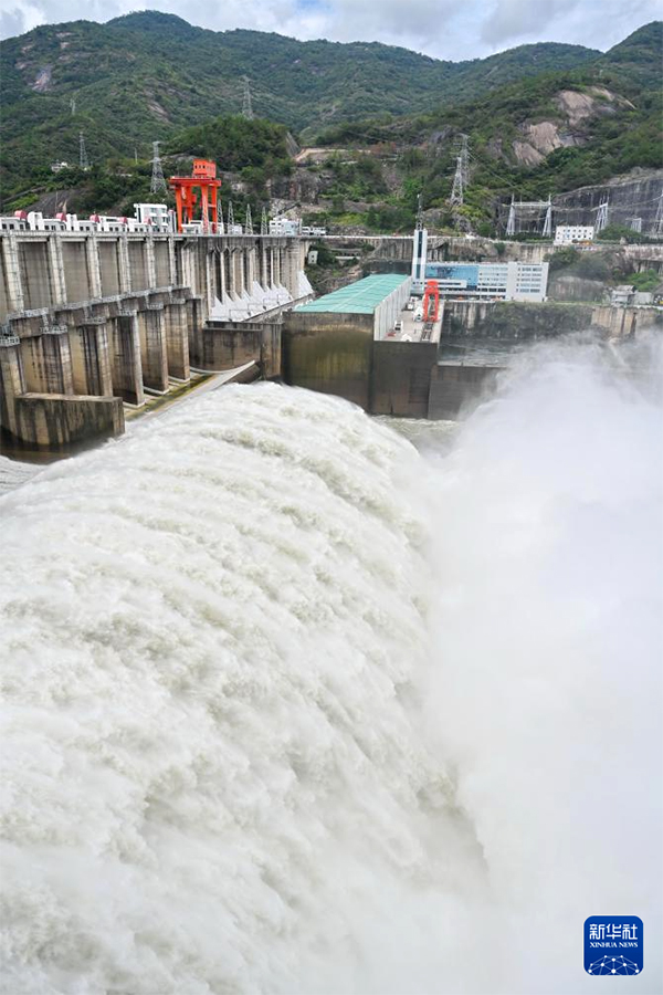 8月22日，闽江流域洪峰安全通过福建水口水电站大坝。新华社记者 林善传 摄