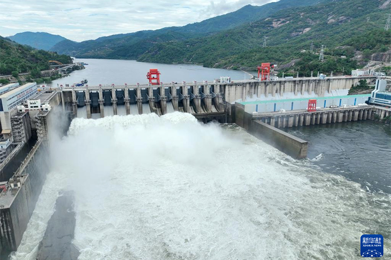 8月22日，闽江流域洪峰安全通过福建水口水电站大坝（无人机照片）。新华社记者 林善传 摄