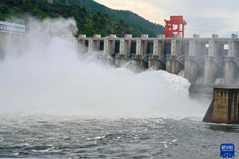 8月22日，闽江流域洪峰安全通过福建水口水电站大坝。新华社记者 林善传 摄