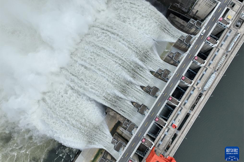 8月22日，闽江流域洪峰安全通过福建水口水电站大坝（无人机照片）。新华社记者 林善传 摄