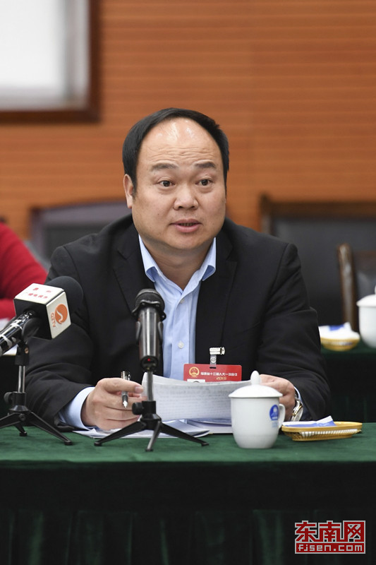 福建日报记者  林辉  摄27日,省人大代表分组审议大会有关文件,并