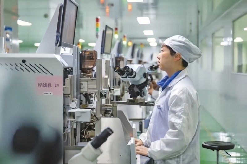 福建中科芯源光电有限公司技术人员在加工荧光陶瓷片