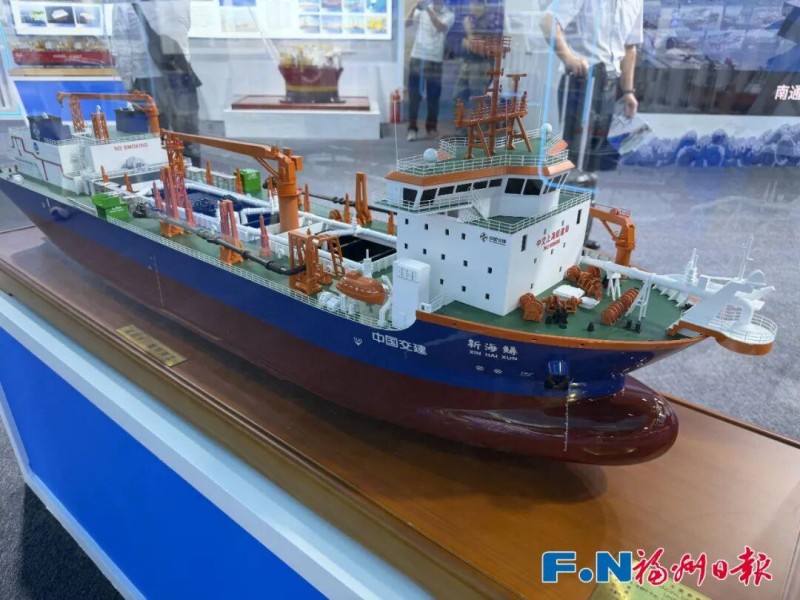 国内首艘、世界最大舱容双燃料动力耙吸挖泥船“新海鲟”模型。