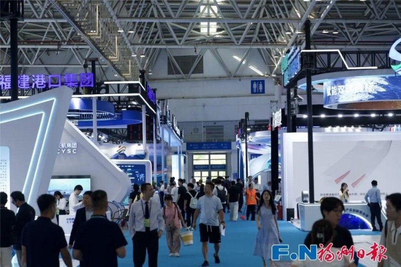 2025第三届中国海洋装备博览会现场来了不少市民逛展。