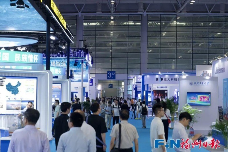 2025第三届中国海洋装备博览会现场来了不少市民逛展。