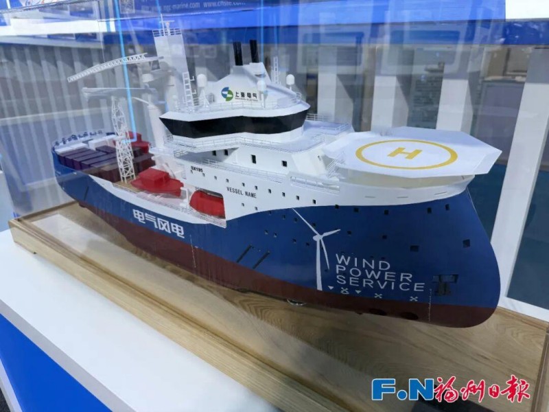 在3号馆的主宾展区,来自主宾省江苏的多艘大船也引来了市民的注目。