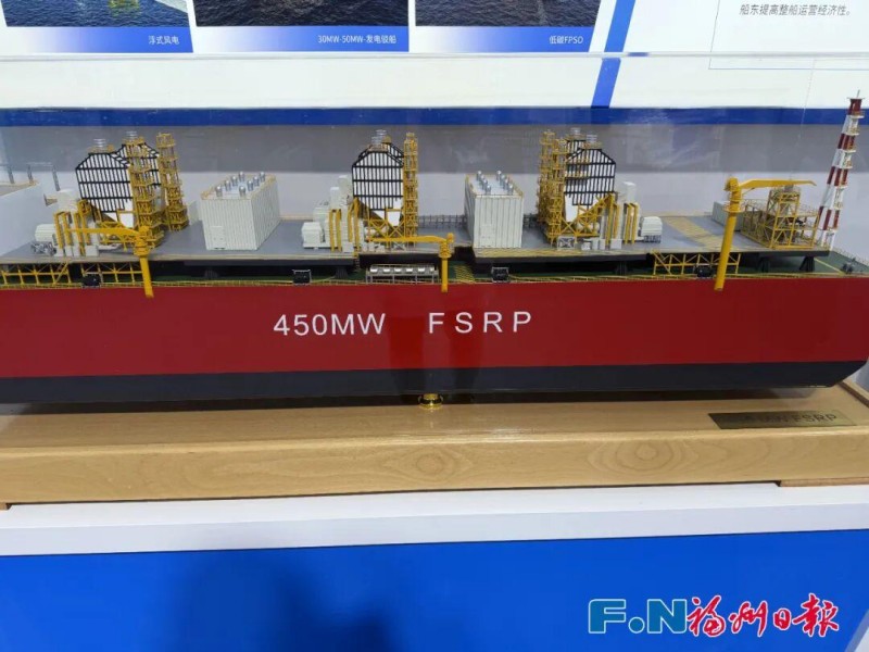 在3号馆的主宾展区,来自主宾省江苏的多艘大船也引来了市民的注目。