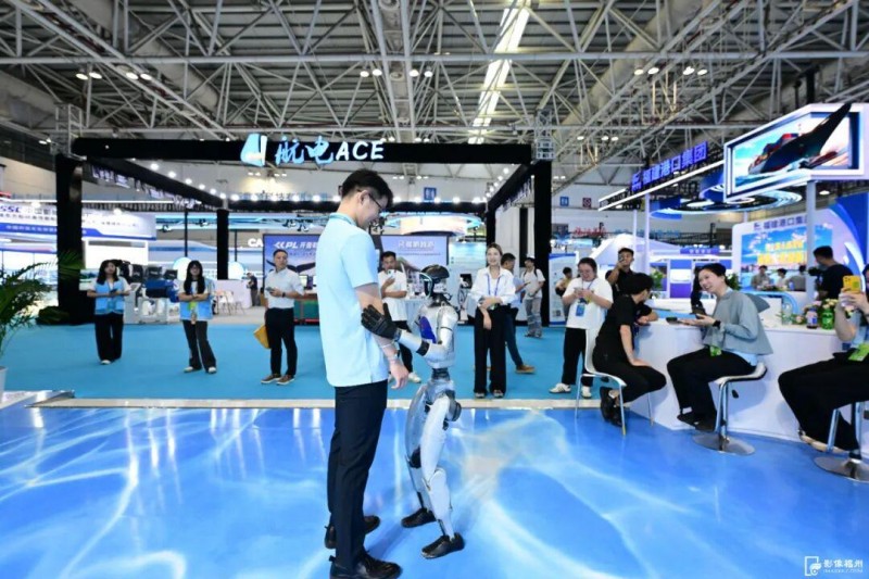 图为2025第三届中国海洋装备博览会现场。